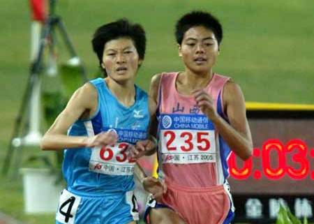 奥运会冠军邢慧娜在冲刺时犯规,金牌被取消.
