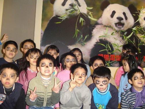 中国评论新闻:台湾小朋友扮熊猫