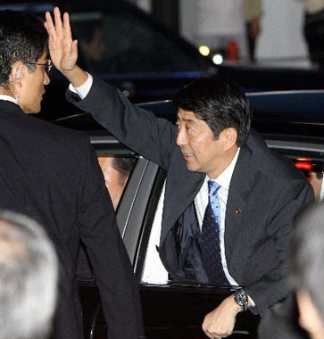 <b>

日本前首相安倍晋三胸部中枪嫌疑人已被控制，安倍中枪瞬间</b>