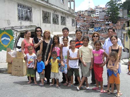 巴西华人协会向圣保罗贫困儿童赠送物品