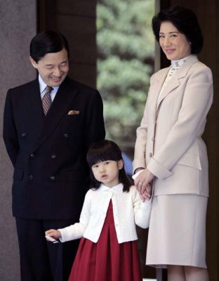 "德仁太子"与雅子妃带着爱子公主,一起去学校.资料图片