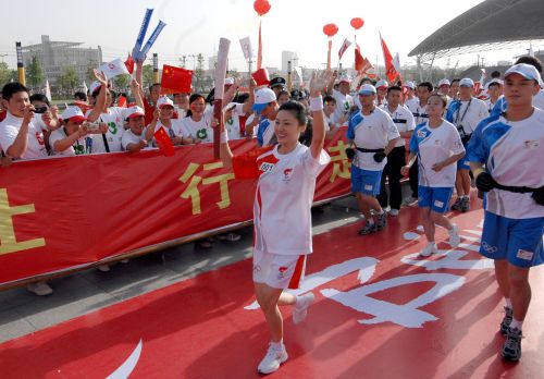 奥运圣火在淮南传递(组图)