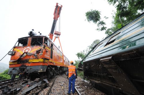中国评论新闻:黎湛铁路发生一起客车脱轨