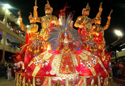 2月23日晚,在巴西裏约热内卢狂欢节上,演员在花车上参加表演.新华社