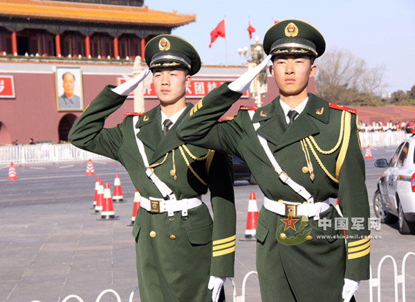 身着礼宾服的武警北京总队执勤官兵,个个精神饱满,英姿飒爽,成为广场