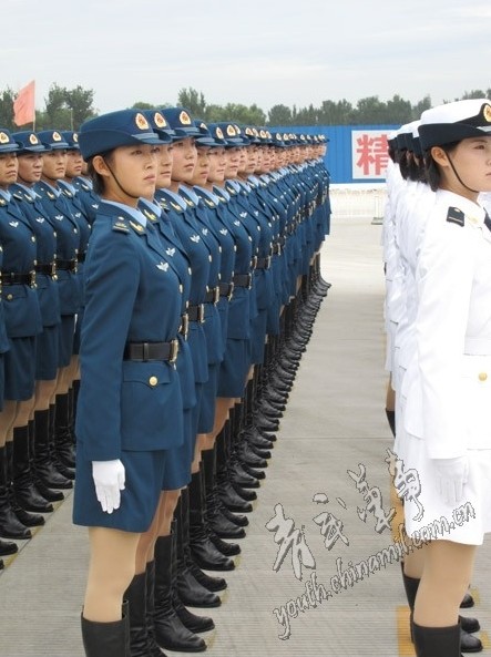 2009年,孟雪被抽组到三军女兵阅兵方队.