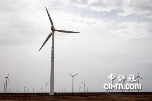 一望无际的黄沙与雪白的发电风扇,不论从哪里望去,都会惊叹这项投资.