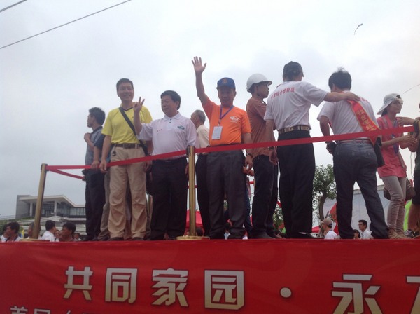 民进党前议员陈福文(左三)带著民进党现任台中市议员王岳彬(左二)参加