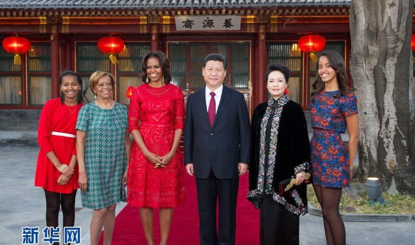 解读美国第一夫人著装:穿中国红显热情友好