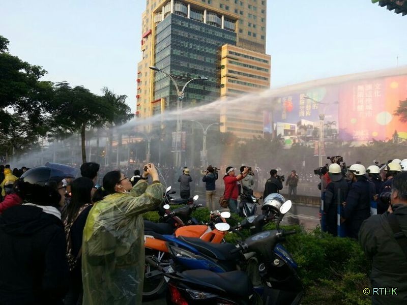 防暴警察用水炮驱散示威群众(港台图片)