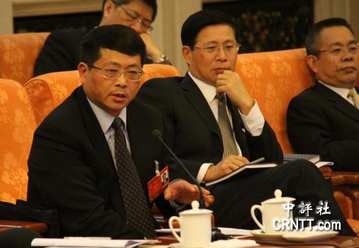 中国评论新闻:上海人大代表热议政府工作报告