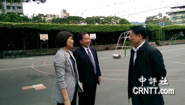 仙教授(左)以薇阁家长身分,陪同薇阁董事长李传洪(左2)一起欢迎沙海林