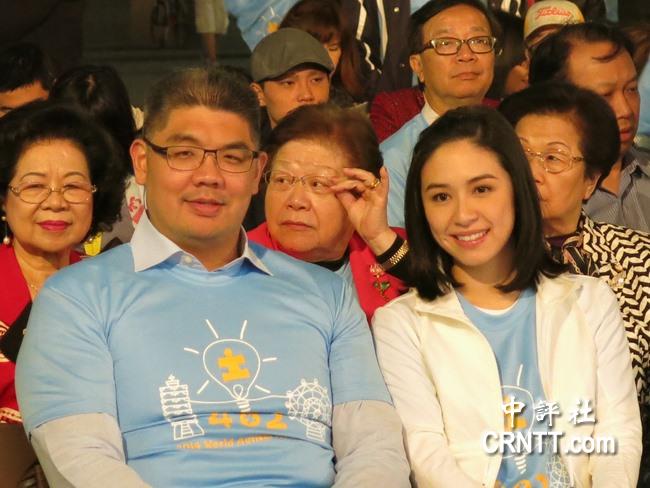 蔡依珊亮丽现身 连胜文夫妇首度合体拜票