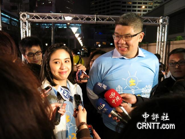 蔡依珊亮丽现身 连胜文夫妇首度合体拜票