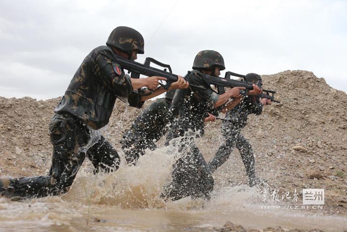 军方曝新疆军区精锐特战部队 单兵武器很强悍
