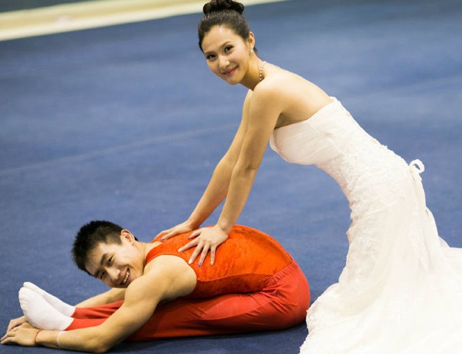 體操世界冠軍嚴明勇的高難度婚紗照（組圖）