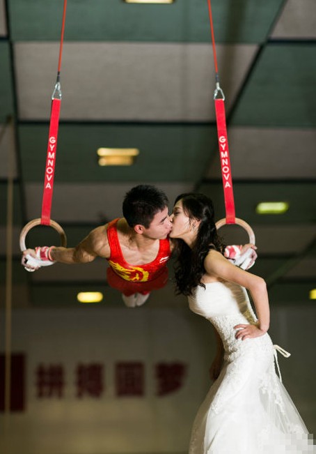 體操世界冠軍嚴明勇的高難度婚紗照（組圖）