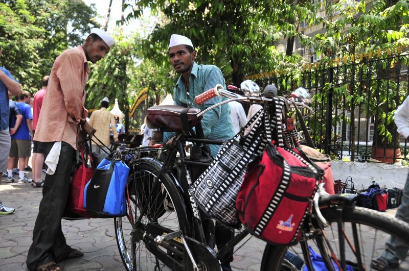 5月14日,在印度孟买,送餐工准备用自行车运送饭盒.新华社