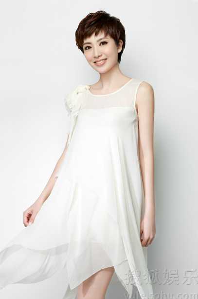 人逗海豚时跌入水池溺亡 (2014-01-11 09:25:56) 央视女主持紫檀时尚