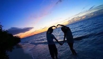 林志颖一家三口海边度假 与老婆摆心形秀恩爱