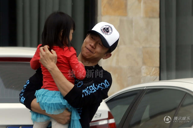 夏雨袁泉携女儿外出就餐 父女街头卖萌