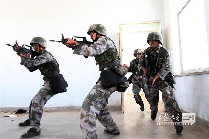 中国评论新闻:兰州军区某旅官兵近50℃