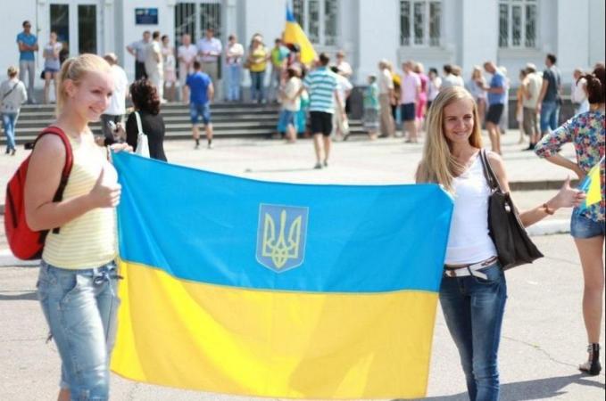 中国评论新闻:乌克兰收复北顿涅茨克 当地美女举国旗