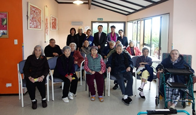 新西兰行动党华裔副党魁王小选与养老院老人合影.
