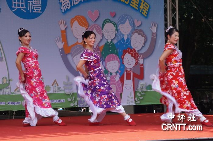 客家熟女跳花布甩裙舞 风情魅力超吸睛