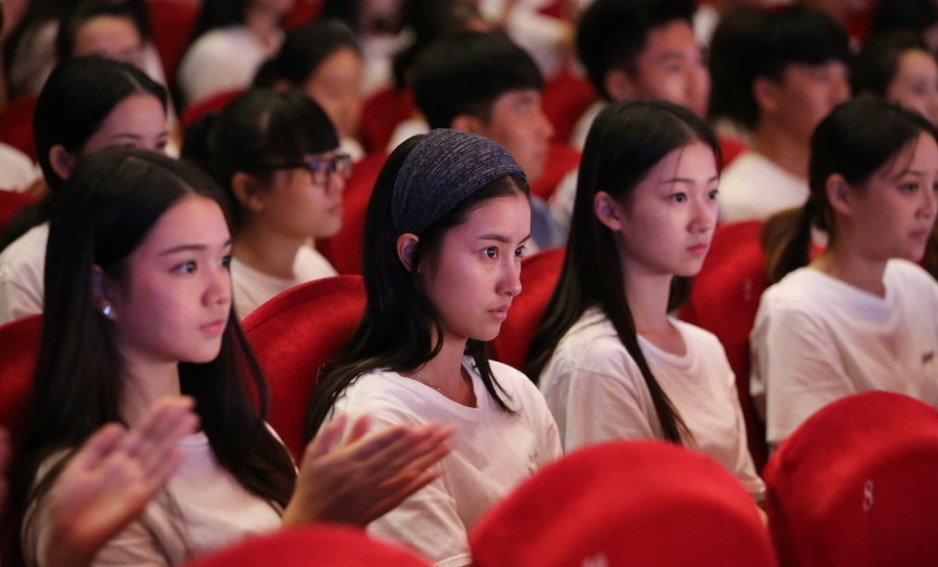 上戏开学典礼女生羞涩 美女教师抢镜