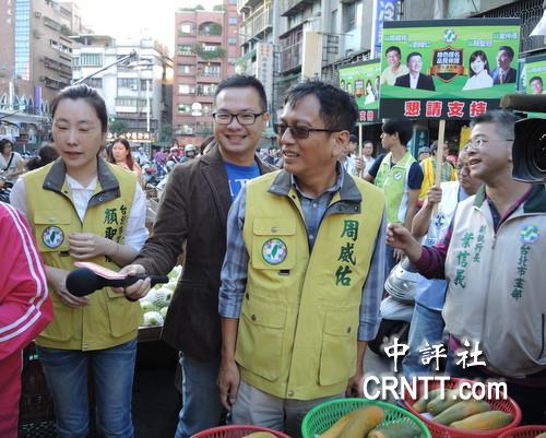 民进党台北市议员颜圣冠与周威佑.(中评社 邹丽泳摄)