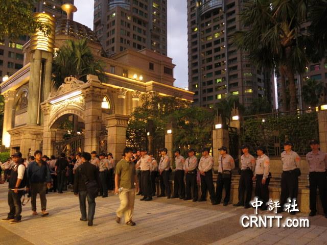 中国评论新闻:抗议台湾高房价 2千人夜宿帝宝