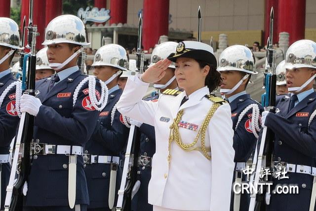 在军礼阵容中,一位着白色海军军服的美女军官在阳光下特别显眼,吸引