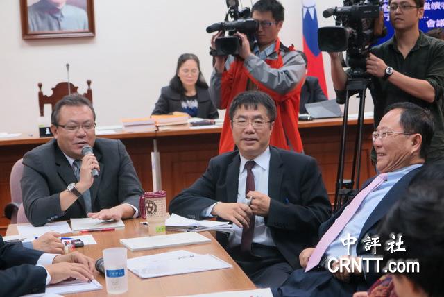 新经长邓振中赴"立院"谈预算 绿营先杯葛
