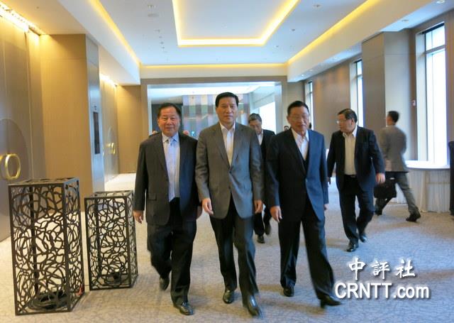 夏耕(中),江丙坤(右),李传洪(左).(中评社 王宗铭摄)