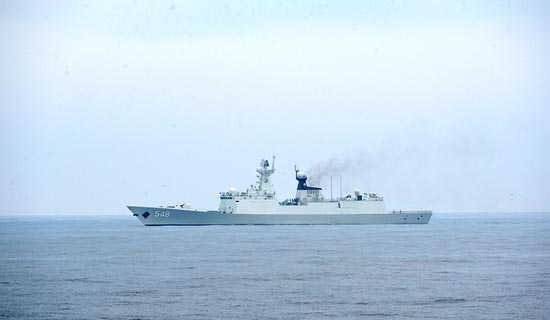 中国评论新闻:解放军战舰首次异常接近钓