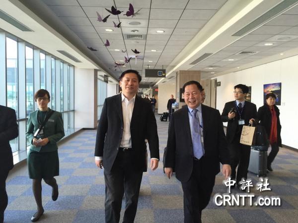 会主任姜斯宪教授(左)13日抵台访问,上海交通大学董事李传洪(右)接机