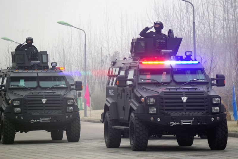 1月14日,天津市公安局特警总队金鹰突击队"剑齿虎"装甲车亮相.