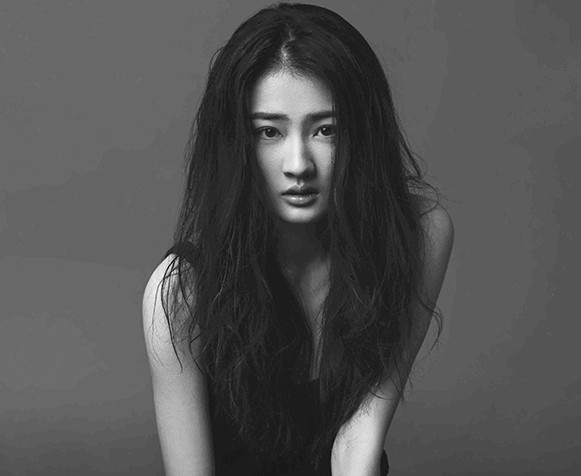 徐璐受邀为《gq智族》杂志拍摄一组黑白大片,照片中,徐璐青春迷人的