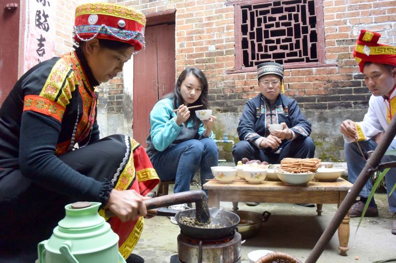 在广西,湖南,贵州等地山区,油茶是生活在这里的瑶族,侗族,苗族群众