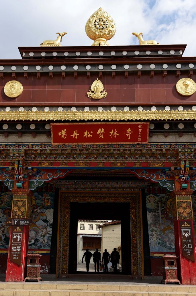 云南最大的藏传佛教寺院成为旅游新热点(图)