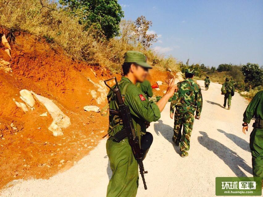 果敢同盟军新照 女兵待命(组图)