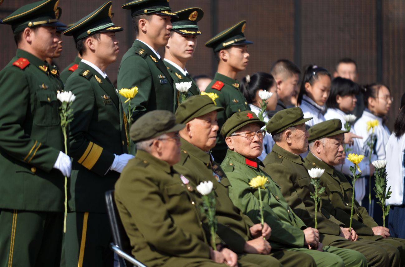 中国评论新闻:第二批在韩中国人民志愿军烈士遗骸安葬(图)