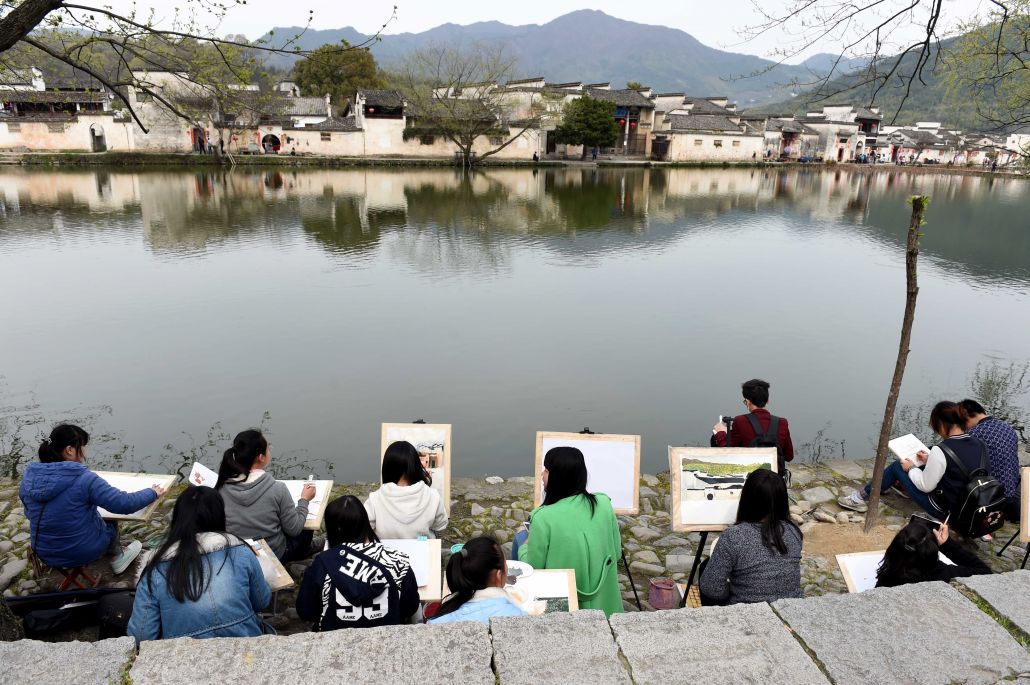 3月24日,学生们在宏村风景区写生.新华社