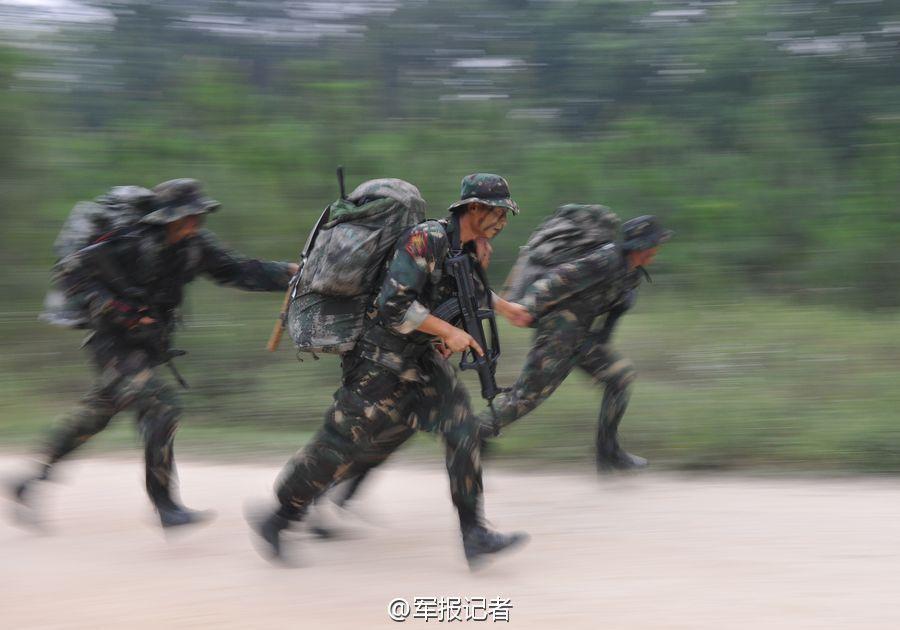 "雷神"突击队在南美洲密林深处受训(组图)