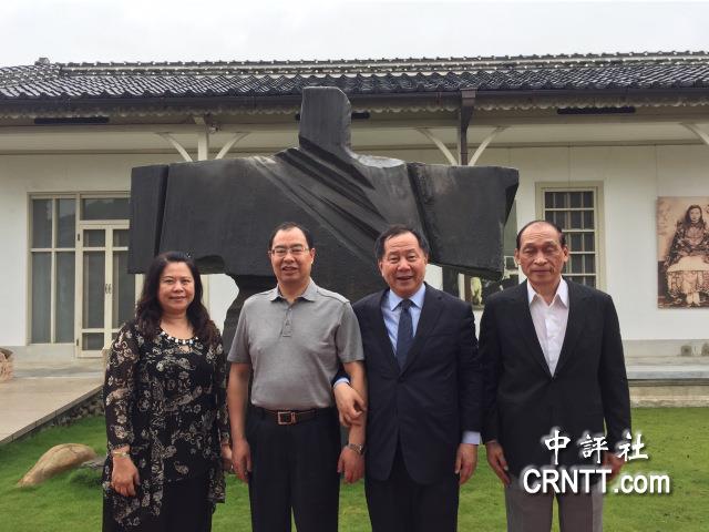 徐加爱与李传洪,李丽娜及林家后人合照.(中评社摄)