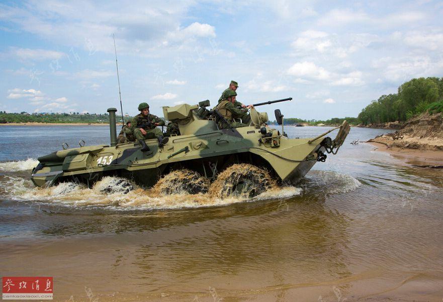 具备两栖涉水能力的btr-90装甲车直接自行渡河上岸