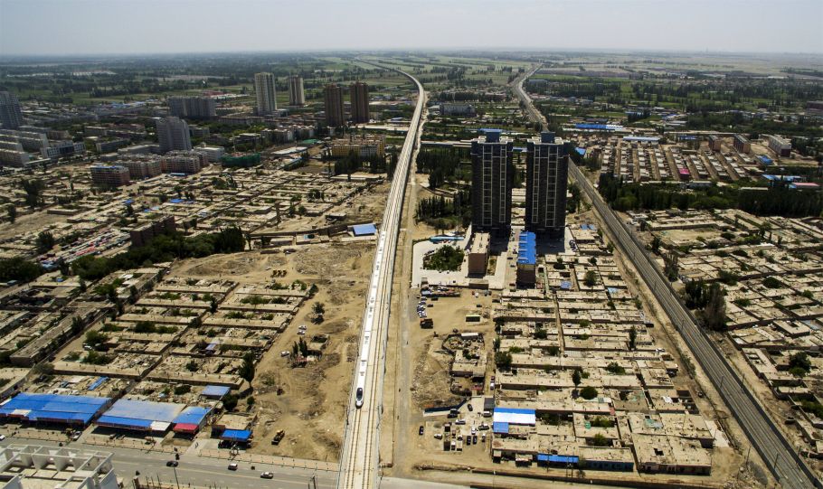 一辆动车从新疆的东大门——哈密市区驶过(5月21日摄).新华社