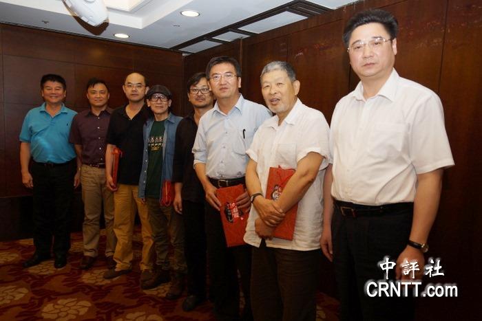 长沙文化广电新闻出版局长书记局长杨长江(右)感谢台湾艺文界人士