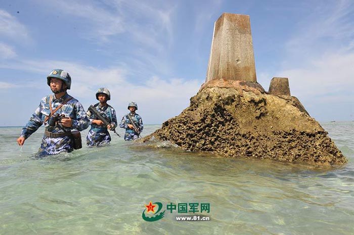 这是6月27日,华阳礁官兵巡查主权碑.